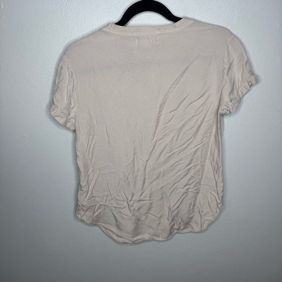 BELLA DAHL V-NECK SHORT SLEEVE TEE SOFT TAN - Picture 6 of 8